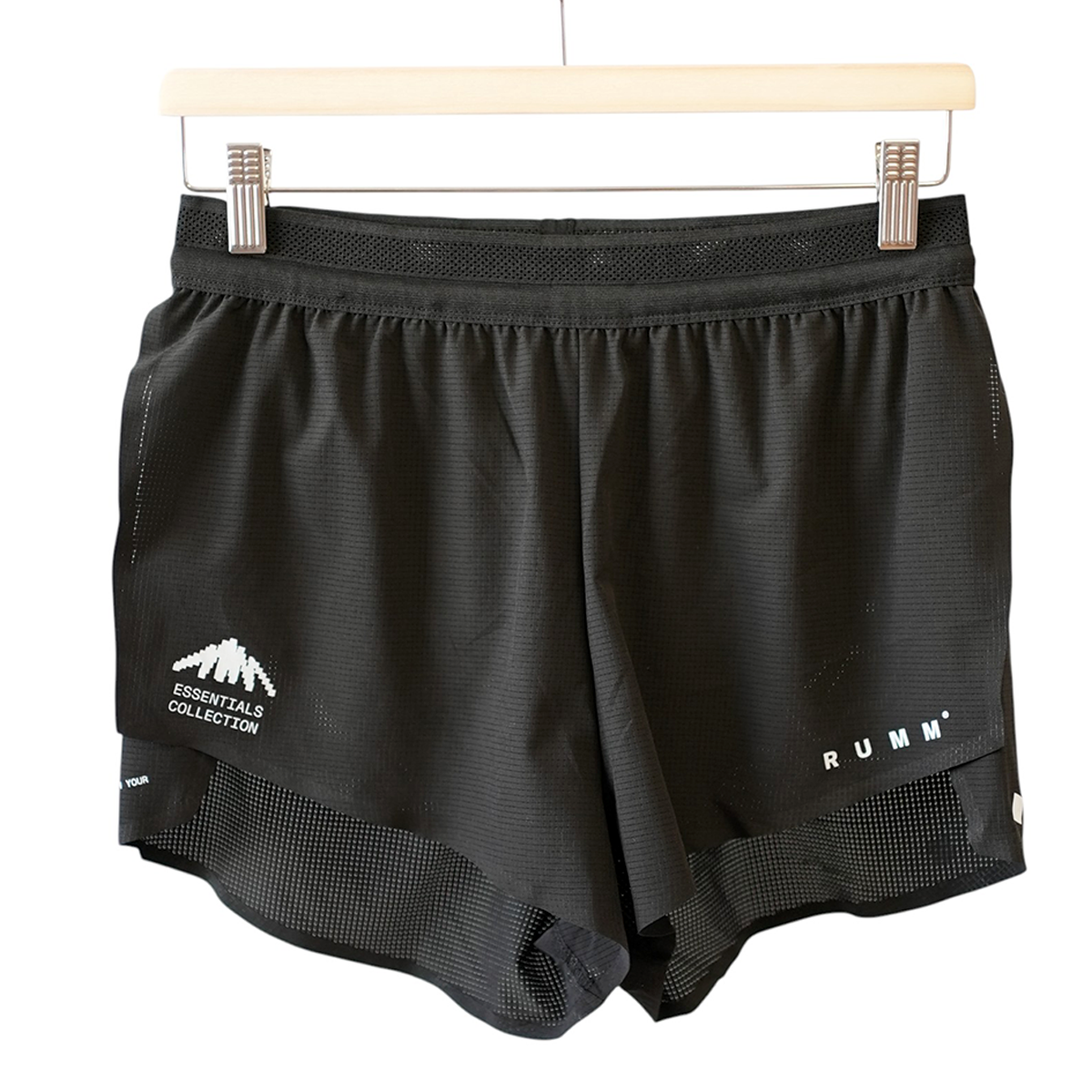 RUMM ESSENTIAL SHORT BLACK WOMAN