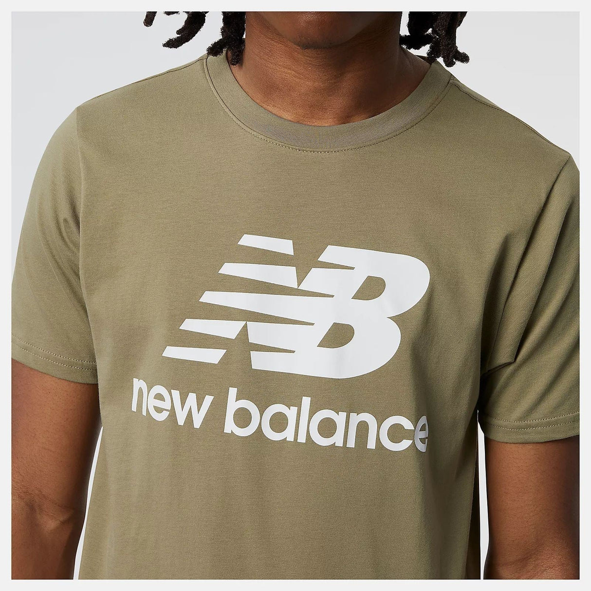 CAMISA NEW BALANCE ESSENTIALS STACKED LOGO VERDE