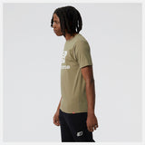 CAMISA NEW BALANCE  ESSENTIALS STACKED LOGO VERDE