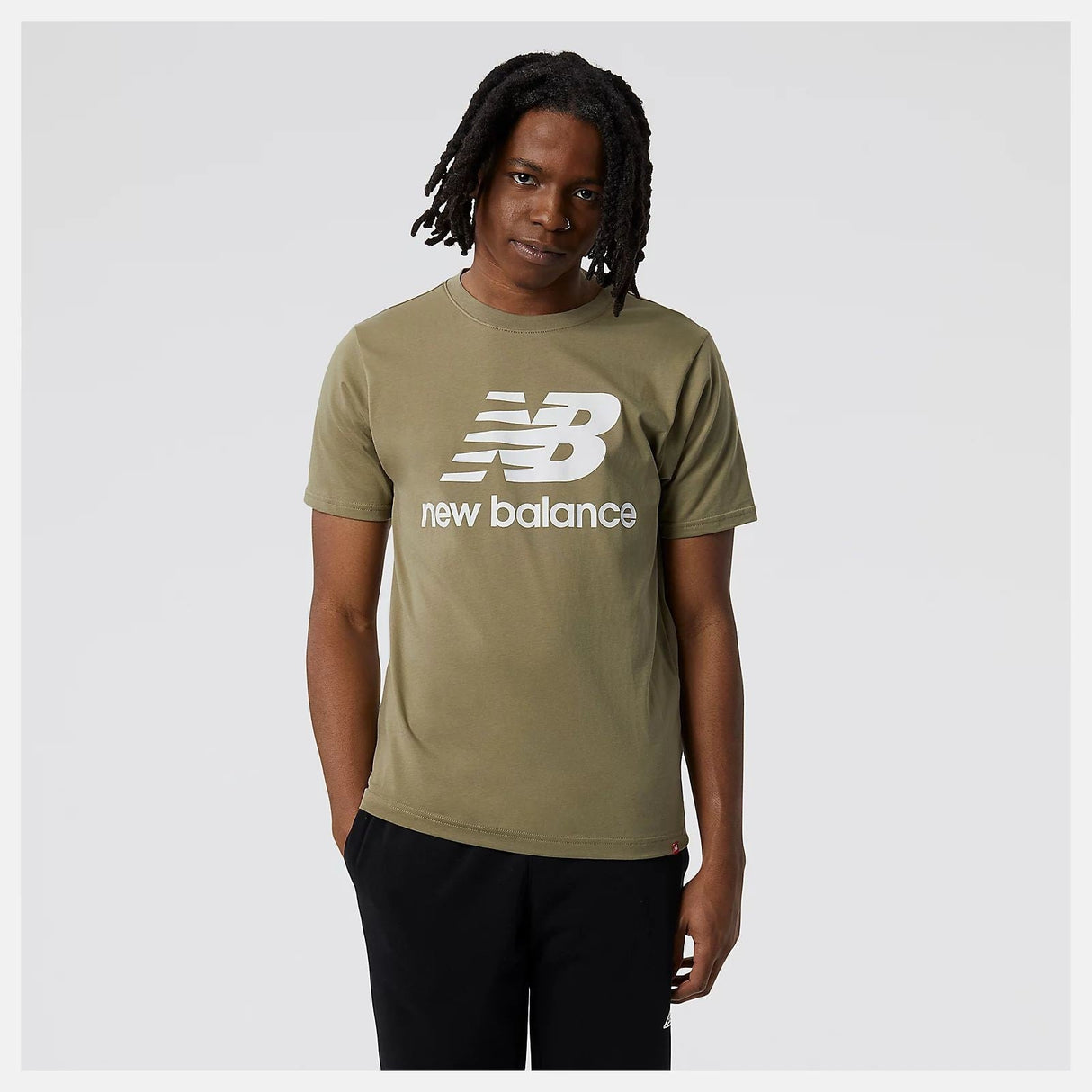 CAMISA NEW BALANCE  ESSENTIALS STACKED LOGO VERDE