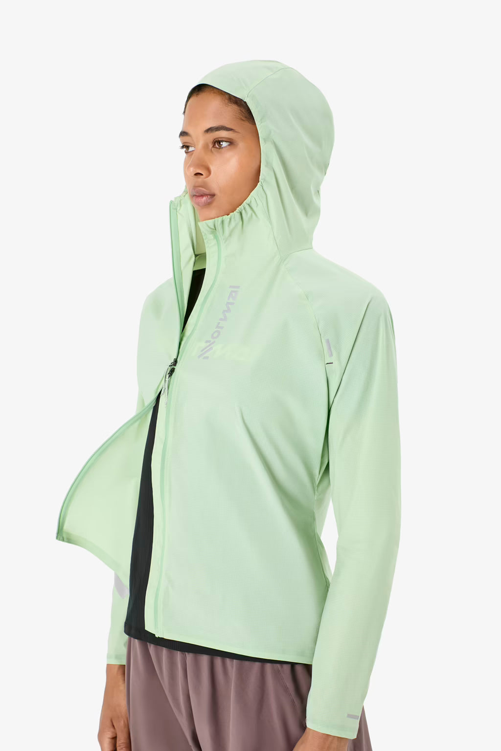 NNORMAL TRAIL WIND JACKET LIGHT GREEN MUJER