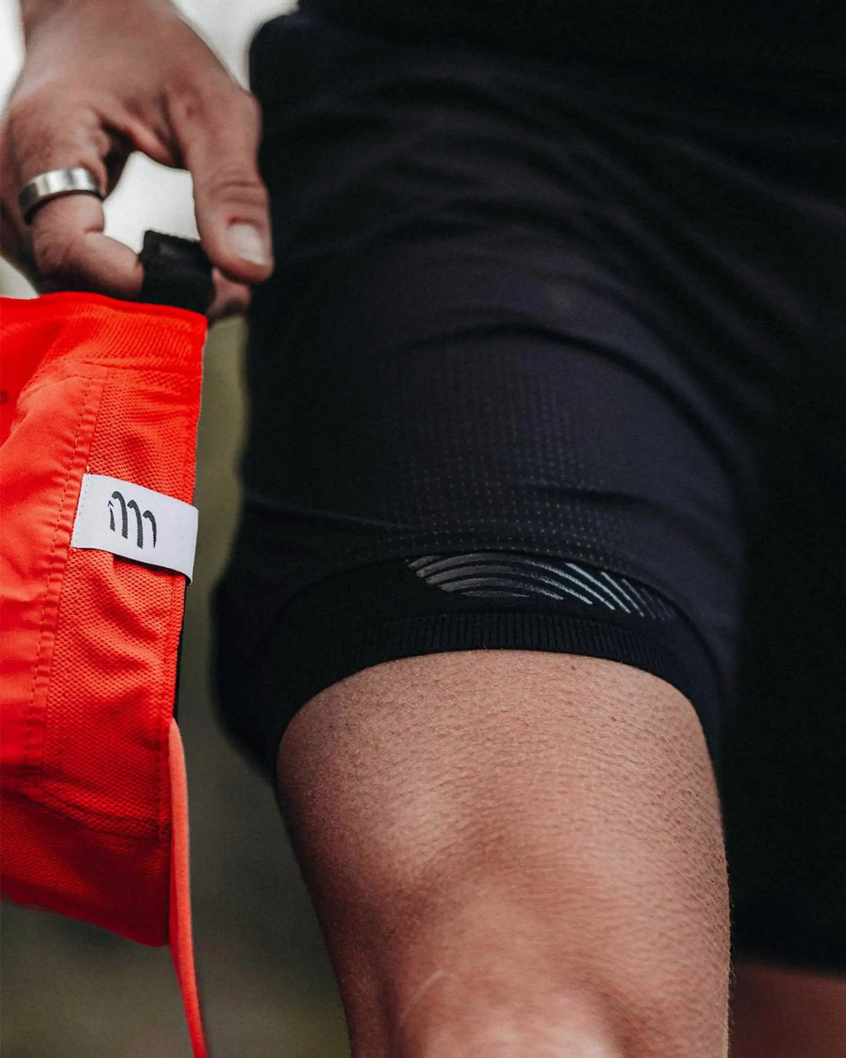 COMPRESSPORT TRAIL RACING OVERSHORT BLACK HOMBRE