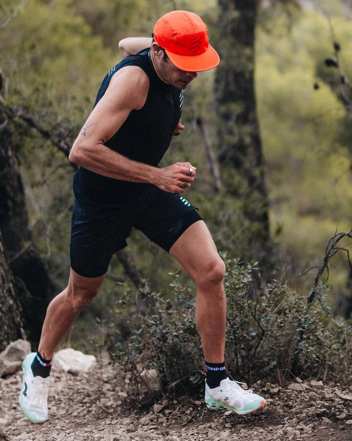 COMPRESSPORT TRAIL RACING OVERSHORT BLACK HOMBRE